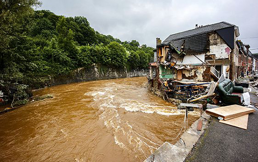 重庆不幸遭遇了洪水,个人该如何自救逃生和帮助他人？