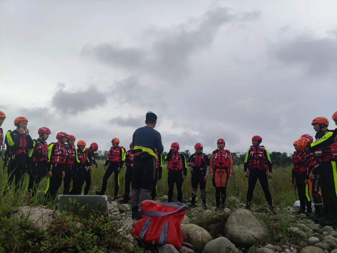 云南阿坝州消防展开激流救援技术培训