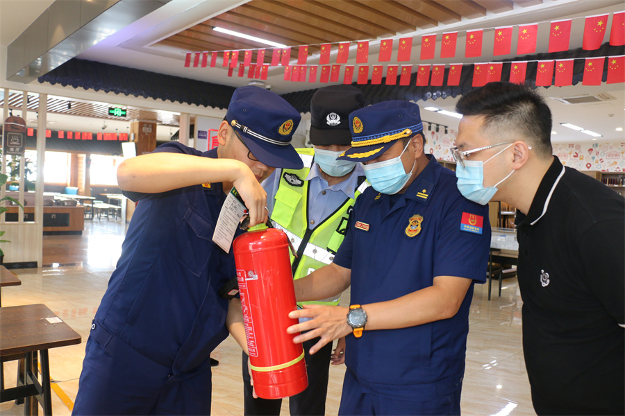 云南巴中消防联合公安对高速服务区进行消防装备检查指导