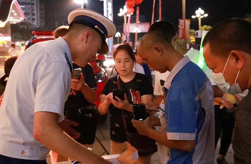 重庆内江消防开展“消防夜市”，通过“摆地摊”方式来普及消防知识